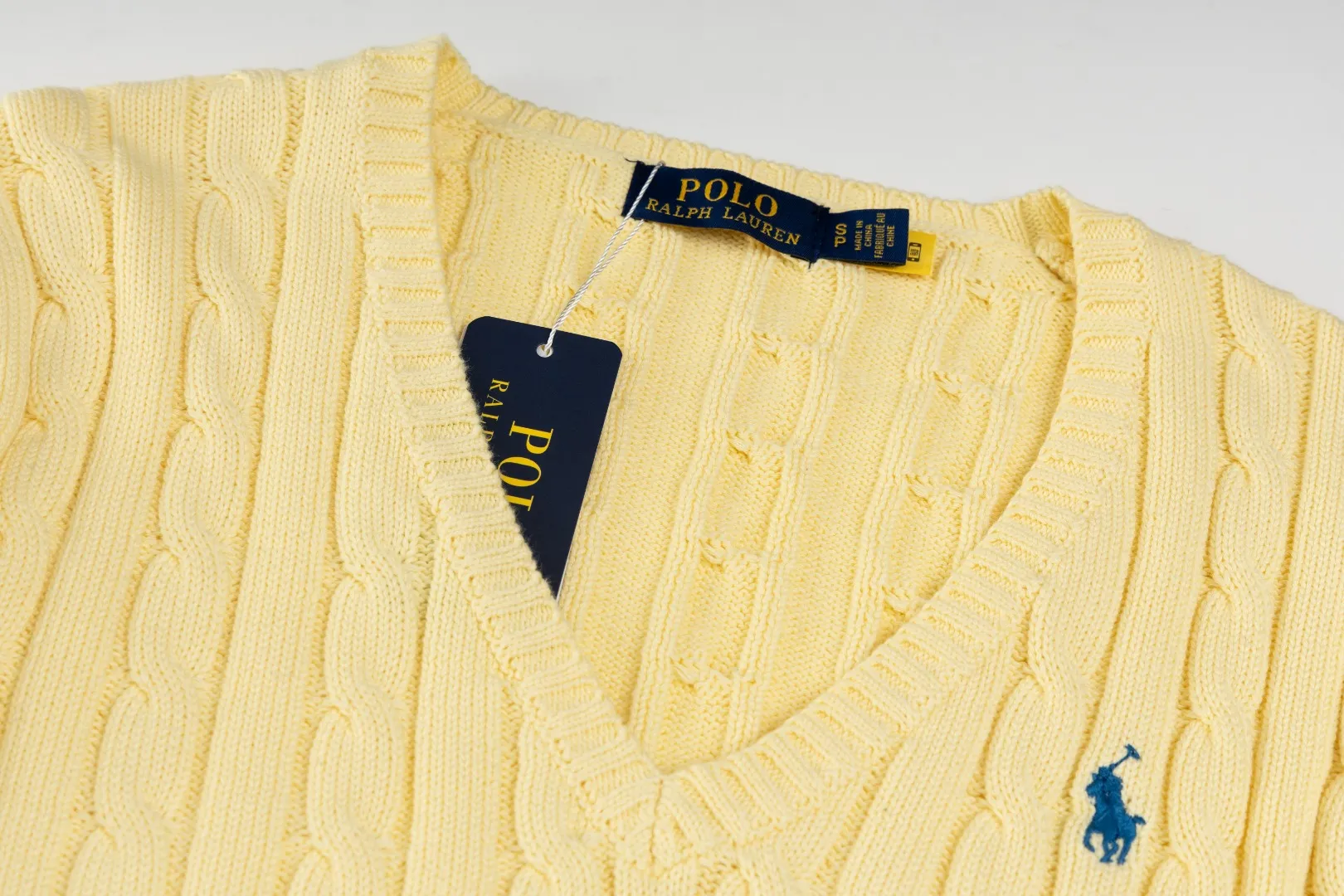 P210 #R90 RALPH LAUREN Thirteen colors of Ralph Lauren classic small label embroidery V-neck pullover cable cardigan sweater women's top, high-density LOGO embroidery on the chest, original customization of tag accessories. Made of pure cotton yarn, pure cotton is skin-friendly and comfortable, small label war horse embroidered twist button V-neck sweater🐎High quality, follow the blogger to learn how to wear it! Let’s buy a Ralph Lauren cable sweater. It’s a super hard-to-find series after it became popular. It’s hard to find one on the official website. It’s simple and practical to wear, with a lazy and loose feel. The thickened fabric has more texture, feels soft and delicate, and has a loose fit. Whether worn alone or layered, you can wear different styles of fashion with just one piece!   Size： Sleeve length: 60/61/62/63